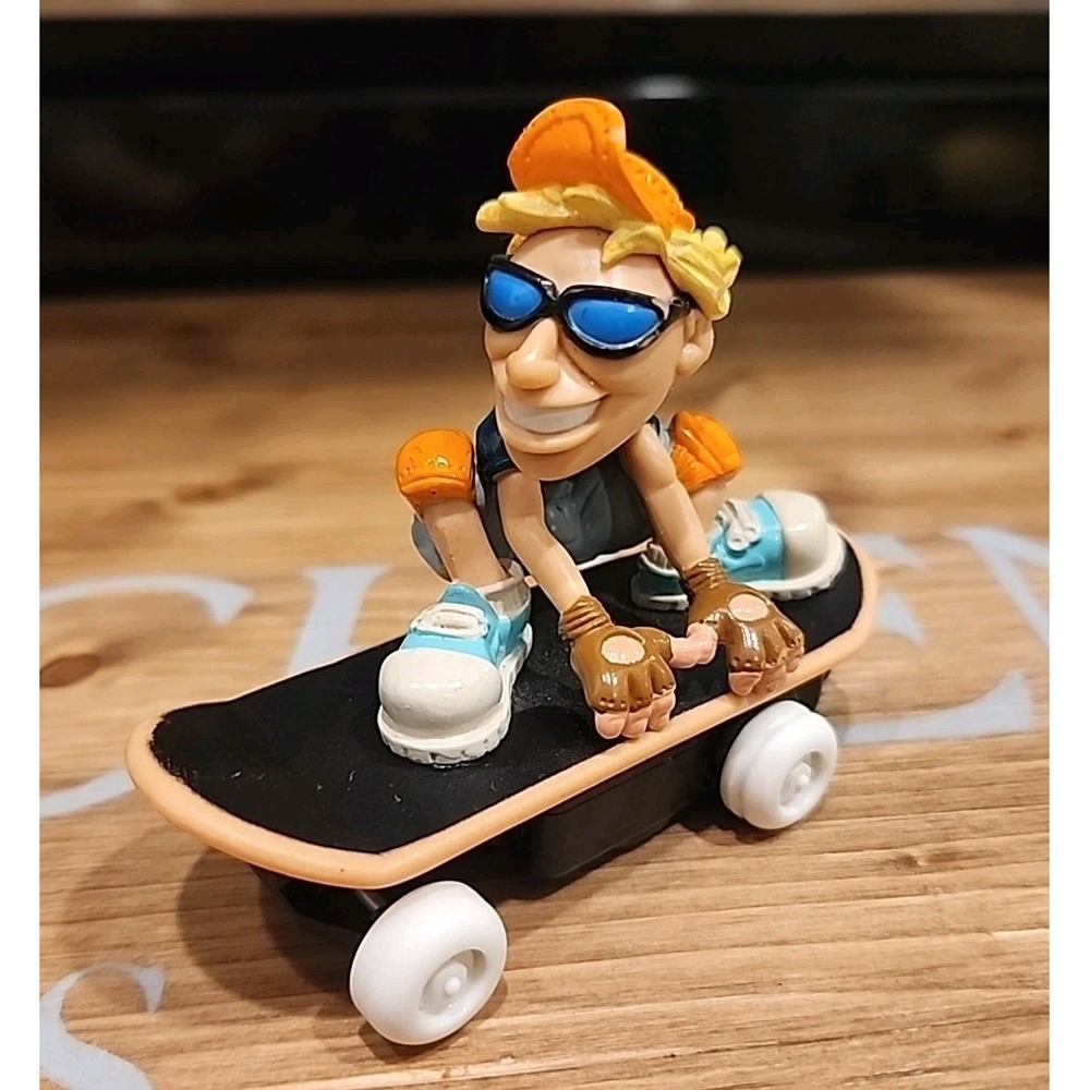 SKATER ON SKATEBAORD 3" ACTION FIGURE VNTG 1999 PlAYMATES TOY